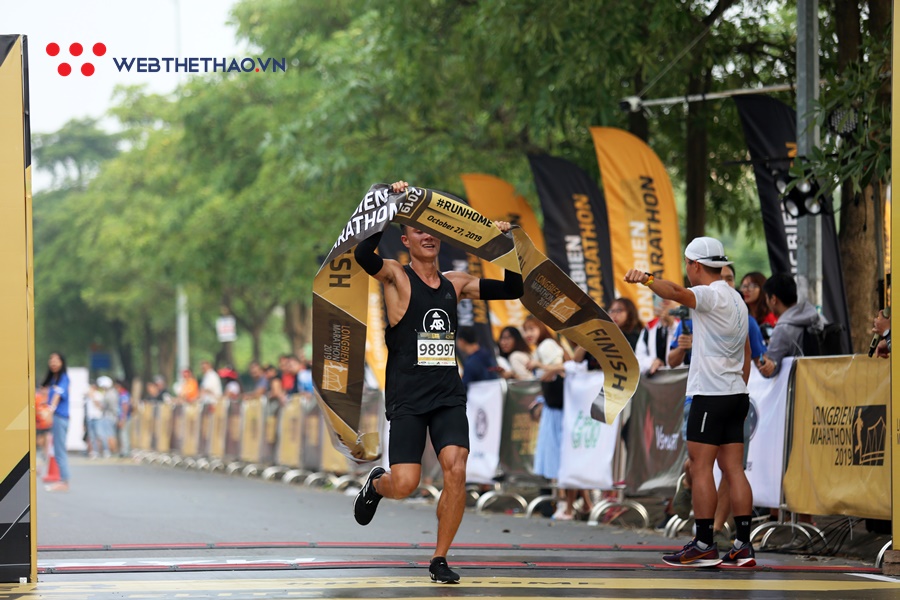 Đáng yêu khoảnh khắc “cựu vương” căng dây đích đón tân vô địch Longbien Marathon 2019 Đáng yêu khoảnh khắc “cựu vương” căng dây đích đón tân vô địch Longbien Marathon 2019